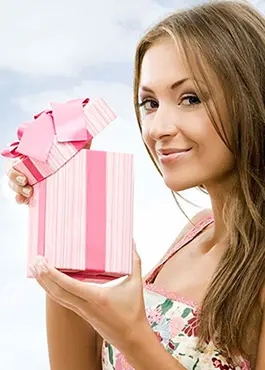 Девушка с подарком за регистрацию в Avon